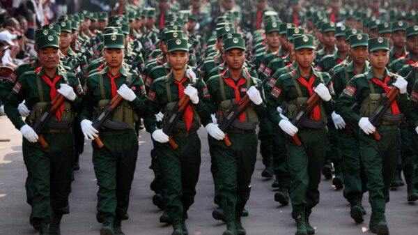 (ဝ လက်နက်ကိုင်တပ်ဖွဲ့မှ ရဲဘော်များ စစ်ရေးသရုပ်ပြနေစဉ်။ ဓာတ်ပုံ - ရိုက်တာ)