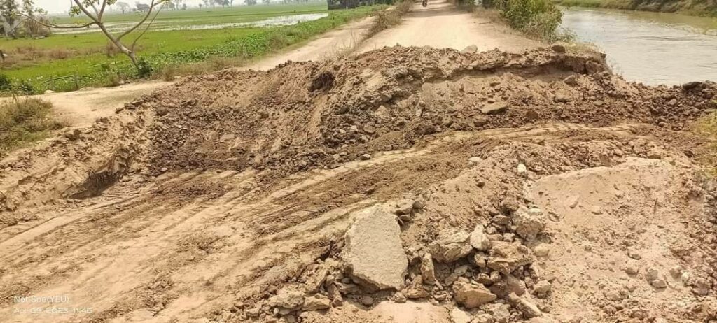(စစ်ကောင်စီအဖွဲ့ ဖျက်ဆီးသွားသော လမ်းပိုင်းများအား တွေ့ရစဥ်။ ဓာတ်ပုံ - CJ)