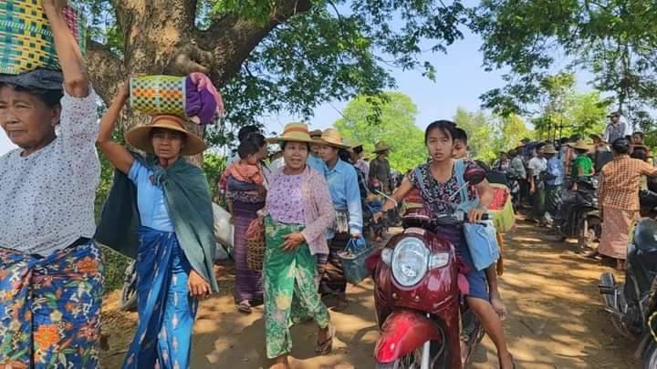 (စစ်ကောင်စီတပ်စစ်ကြောင်းထိုးနေ၍ ထွက်ပြေးတိမ်းရှောင်လာသည့် ပြည်သူများအား တွေ့ရစဥ်။ ဓာတ်ပုံ - CJ)