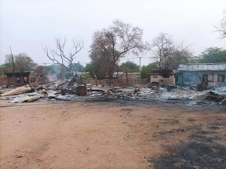 စစ်ကောင်စီတပ် မီးရှို့ဖျက်ဆီးသွားသည့် အိုင်းမ(အနောက်)ရွာနှင့် ညောင်အုပ်ရွာများအား တွေ့ရစဥ်။ ဓာတ်ပုံ - နွေဦးတော်လှန်ရေး(မြိုင်)