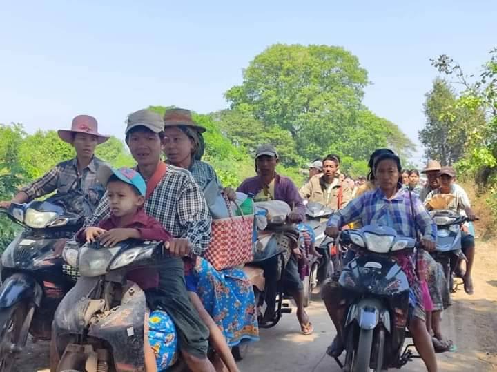 (စစ်ကောင်စီတပ်စစ်ကြောင်းထိုးနေ၍ ထွက်ပြေးတိမ်းရှောင်လာသည့် ပြည်သူများအား တွေ့ရစဥ်။ ဓာတ်ပုံ - CJ)