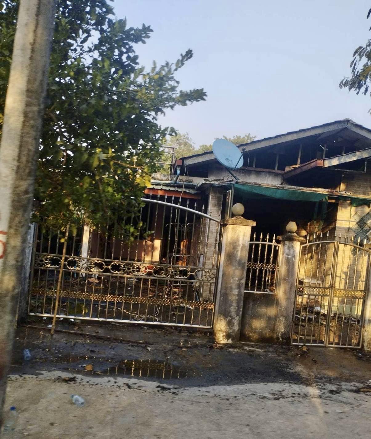 (PDF ခရမ်း ခေါင်းဆောင် ကိုမီးပွား၏ နေအိမ်အား မီးရှို့ဖျက်ဆီးခံရပြီးနောက် တွေ့ရစဉ်။ ဓာတ်ပုံ - ပေးပို့)