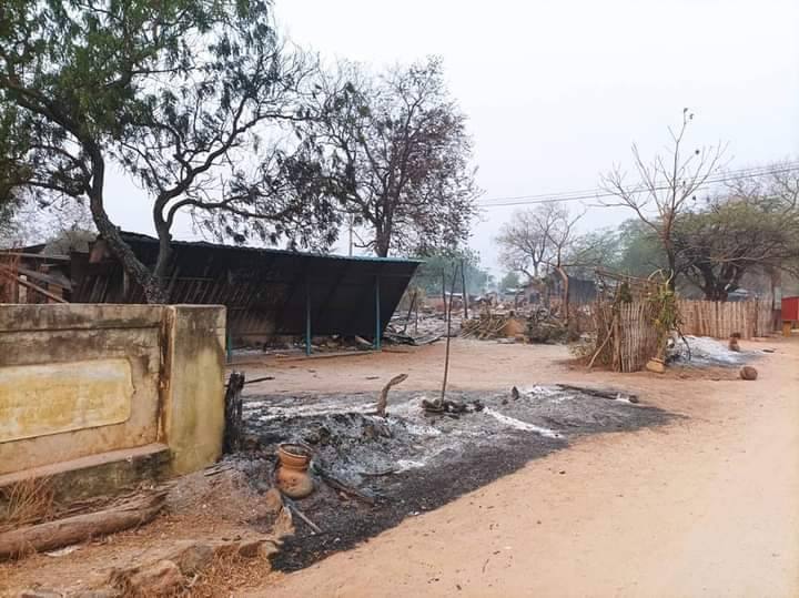 စစ်ကောင်စီတပ် မီးရှို့ဖျက်ဆီးသွားသည့် အိုင်းမ(အနောက်)ရွာနှင့် ညောင်အုပ်ရွာများအား တွေ့ရစဥ်။ ဓာတ်ပုံ - နွေဦးတော်လှန်ရေး(မြိုင်)