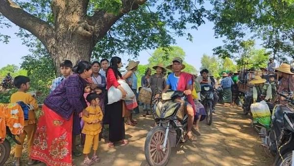 (စစ်ကောင်စီတပ်စစ်ကြောင်းထိုးနေ၍ ထွက်ပြေးတိမ်းရှောင်လာသည့် ပြည်သူများအား တွေ့ရစဥ်။ ဓာတ်ပုံ - CJ)