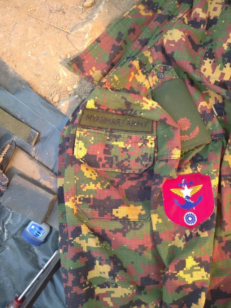 မီးရှို့ခံရသော ကင်းကျေးရွာရှိ လူနေအိမ်များနှင့် စစ်ကောင်စီတပ်သားများကျန်ရစ်ခဲ့သော အသုံးအဆောင်များအား တွေ့ရစဥ်။ရဓာတ်ပုံ-မတ္တရာ(ပကဖ)