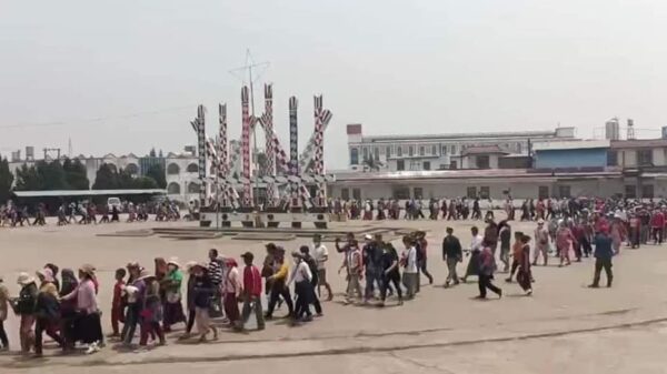 (မံစီမြို့နယ်အတွင်းရှိပြည်သူများက KIOဥက္ကဌနှင့်​ တွေ့ဆုံ၍မြေရှားစီမံကိန်းများရပ်ဆိုင်ရန်​​တောင်းဆိုရန်သွား​ရောက်​နေကြစဥ်။ဓါတ်ပုံ-CJ)