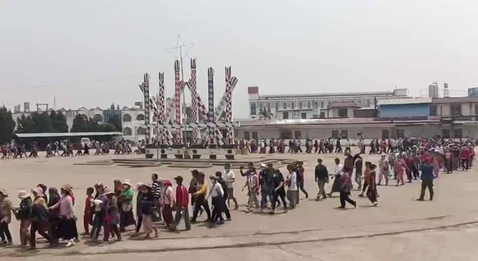 (မံစီမြို့နယ်အတွင်းရှိပြည်သူများက KIOဥက္ကဌနှင့်​ တွေ့ဆုံ၍မြေရှားစီမံကိန်းများရပ်ဆိုင်ရန်​​တောင်းဆိုရန်သွား​ရောက်​နေကြစဥ်။ဓါတ်ပုံ-CJ)