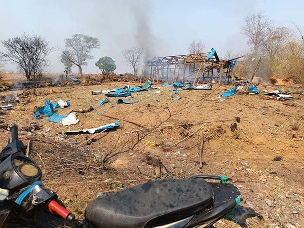 (ပဇီကြီးရွာကို စစ်တပ်က​လေ​ကြောင်းမှတိုက်ခိုက်ပြီး​​​​နောက်အပျက်အစီးများကို​တွေ့ရစဥ်။ဓါတ်ပုံ-CJ)