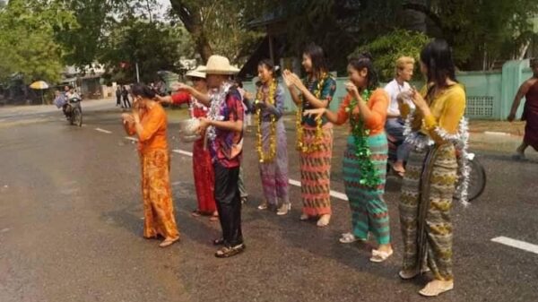 ငါန်းဇွန်မြို့ပေါ် စစ်ကောင်စီမဏ္ဍပ်ရှေ့တွင် ရေကစားနေသော စစ်ကောင်စီဝန်ထမ်းများ။ ဓာတ်ပုံ-Cj