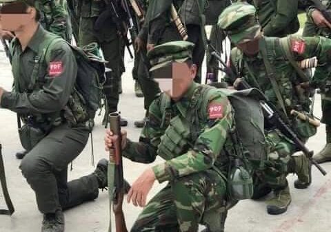 (စစ်ကောင်စီတပ်အား ခုခံတိုက်ခိုက်နေသည့် KPDF မှ ရဲဘော်များအား တွေ့ရစဉ်။ ဓာတ်ပုံ - CJ)