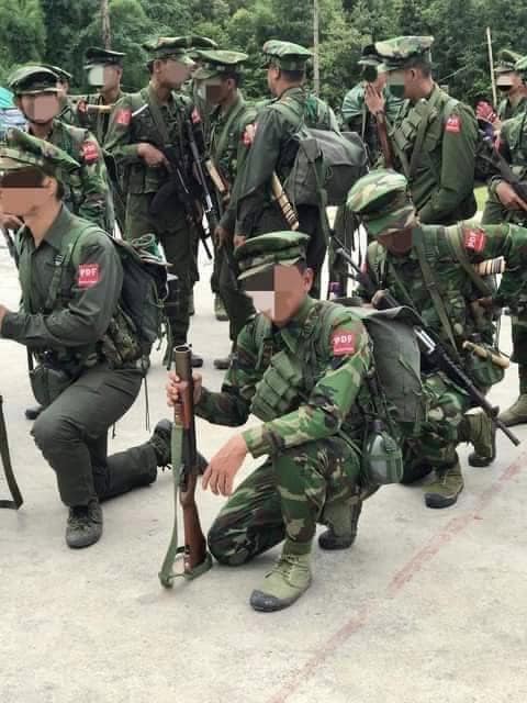 (စစ်ကောင်စီတပ်အား ခုခံတိုက်ခိုက်နေသည့် KPDF မှ ရဲဘော်များအား တွေ့ရစဉ်။ ဓာတ်ပုံ - CJ)