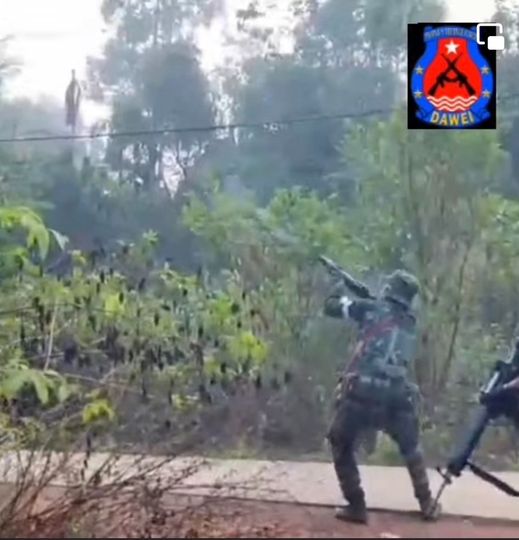 (ပြည်သူ့ကာကွယ်ရေးတပ်(PDF)ပူးပေါင်းစစ်ကြောင်းမှ ရဲဘော်တစ်ဦး ပစ်ခတ်တိုက်ခိုက်နေစဥ်)