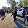(စစ်တပ်အာဏာသိမ်းပြီးနောက် ရန်ကုန်မြို့ အမေရိကန်သံရုံးရှေ့၌ ဆန္ဒပြနေသော ပြည်သူများအား ဖြိုခွင်းလာသော စစ်ကောင်စီလက်ပါးစေ ရဲများအား ၂၀၂၁ ဖေဖော်ဝါရီက တွေ့ရစဥ်။ ဓာတ်ပုံ - PS)