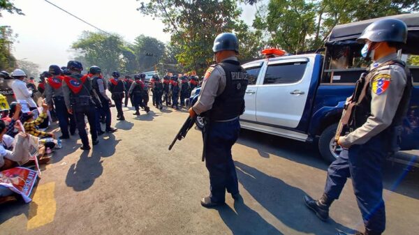 (စစ်တပ်အာဏာသိမ်းပြီးနောက် ရန်ကုန်မြို့ အမေရိကန်သံရုံးရှေ့၌ ဆန္ဒပြနေသော ပြည်သူများအား ဖြိုခွင်းလာသော စစ်ကောင်စီလက်ပါးစေ ရဲများအား ၂၀၂၁ ဖေဖော်ဝါရီက တွေ့ရစဥ်။ ဓာတ်ပုံ - PS)