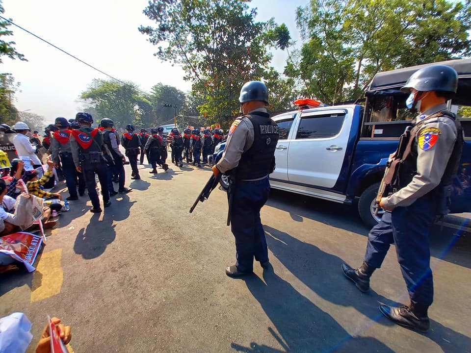 (စစ်တပ်အာဏာသိမ်းပြီးနောက် ရန်ကုန်မြို့ အမေရိကန်သံရုံးရှေ့၌ ဆန္ဒပြနေသော ပြည်သူများအား ဖြိုခွင်းလာသော စစ်ကောင်စီလက်ပါးစေ ရဲများအား ၂၀၂၁ ဖေဖော်ဝါရီက တွေ့ရစဥ်။ ဓာတ်ပုံ - PS)