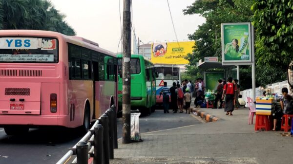 (သင်္ကြန်အကြိုနေ့တွင်ပြေးဆွဲနေသည့် YBS ယာဉ်များကိုတွေ့ရစဉ်။ ဓာတ်ပုံ - PS)