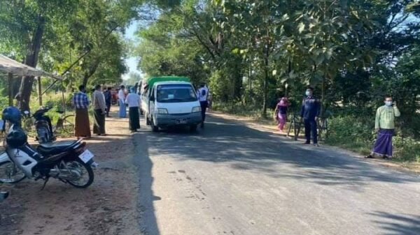 (ပုံဟောင်း – ခရမ်းမြို့အဝင် ဒေးပေါက်လမ်းဆုံ စစ်ဆေးရေးဂိတ်တွင် ယခင်က ကျန်းမာရေး စစ်ဆေးမှု ပြုလုပ်နေစဥ်၊ ဓာတ်ပုံ – CJ)