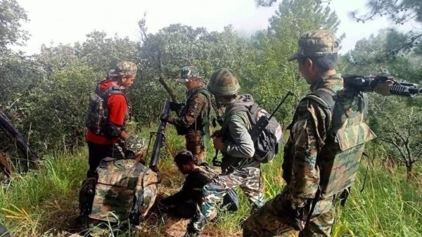 (CDF မင်းတပ်မှ ရဲဘော်များအား ရှေ့တန်းတစ်နေရာ၌ တွေ့ရစဉ်။ ဓာတ်ပုံ - CDF)