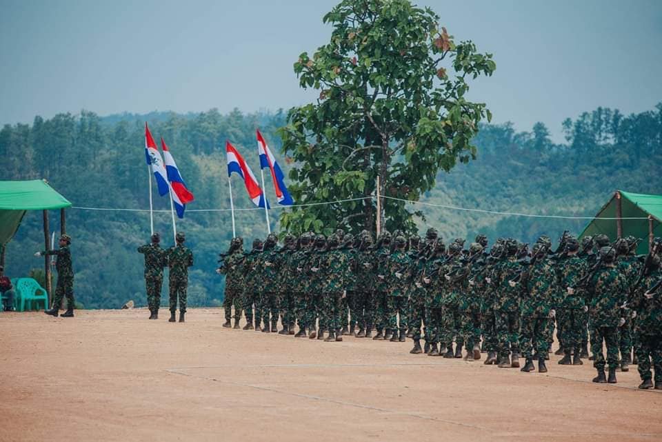 (ယ​နေ့တိုက်ပွဲတွင် စစ်တပ်ယာဥ်တန်း နှင့် လမ်း​ဘေး​နေ အိမ်အချို့ မီး​လောင်​နေမှု/ ဧပြီ ၁၁ ရက်တွင်သိမ်းဆည်းနိုင်ခဲ့​​သော ယာဥ်တန်း/ CNO/CNF တပ်ဖွဲ့ဝင်များ ၊CDF မတူပီနှင့်CDF ဟားခါးတပ်ဖွဲ့ဝင်အချို့ ။ ဓါတ်ပုံ-The Chin Journal ၊Chin Post ၊ CNO/CNF၊ CDF)