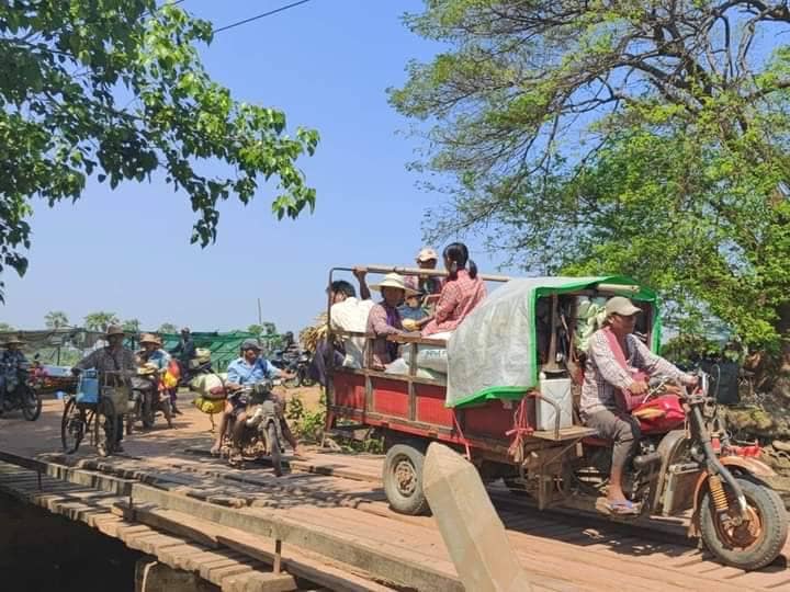 (ထွက်ပြေးတိမ်းရှောင်လာသော ခင်ဦးနယ်ဒေသခံများအား တွေ့ရစဉ်။ ဓာတ်ပုံ- CJ)