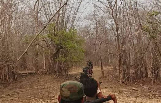 (ကပစ (၂၁)အား သွားရောက်တိုက်ခိုက်ခဲ့သည့် တော်လှန်ရေး ရဲဘော်များအား တွေ့ရစဥ်)