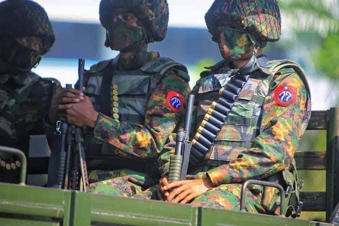 (စစ်တပ်အာဏာသိမ်းပြီးနောက် ပြည်သူများအား သတ်ဖြတ်နေသော အကြမ်းဖက် တပ်မ(၇၇)မှ တပ်သားများအား တွေ့ရစဉ်။ ဓာတ်ပုံ - CJ)