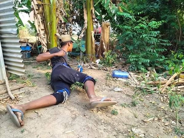 စစ်ကောင်စီစစ်ကြောင်းအား မိုင်းဆွဲတိုက်ခိုက်ရန် စောင့်ဆိုင်းနေသော ခင်ဦးအခြေစိုက် PDF ရဲဘော်များအား တွေ့ရစဥ်။ ဓာတ်ပုံ - Kurdaf