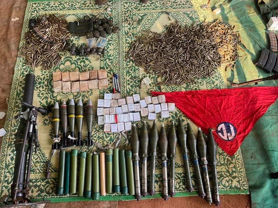(စစ်ကောင်စီတက်ထံမှ ကရင်နီပူးပေါင်းတပ်များသိမ်းဆည်းရရှိသောလက်နက်ခဲယမ်းများ။ဓါတ်ပုံ-KnIc)