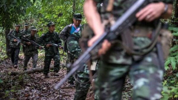 (၃၅၀၁) တပ်ခွဲ(၄)နှင့် KNLA မှ ရဲဘော်များအားတွေ့ရစဉ်။ဓာတ်ပုံ - Gettyimages၊ PDF (3501)