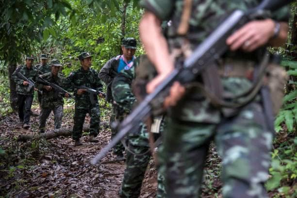 (၃၅၀၁) တပ်ခွဲ(၄)နှင့် KNLA မှ ရဲဘော်များအားတွေ့ရစဉ်။ဓာတ်ပုံ - Gettyimages၊ PDF (3501)