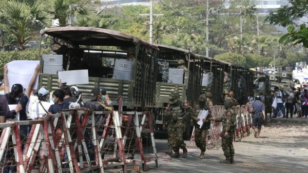 (စစ်တပ်အာဏာသိမ်းမှုအပေါ် ကန့်ကွက်ဆန္ဒပြသူများအား ဖြိုခွင်းရန်ရောက်လာသော စစ်ကောင်စီလက်ပါးစေများအား ရန်ကုန်မြို့၌ ၂၀၂၁ ဖေဖော်ဝါရီ ၂၅ရက်က တွေ့ရစဥ်။ ဓာတ်ပုံ - PS)