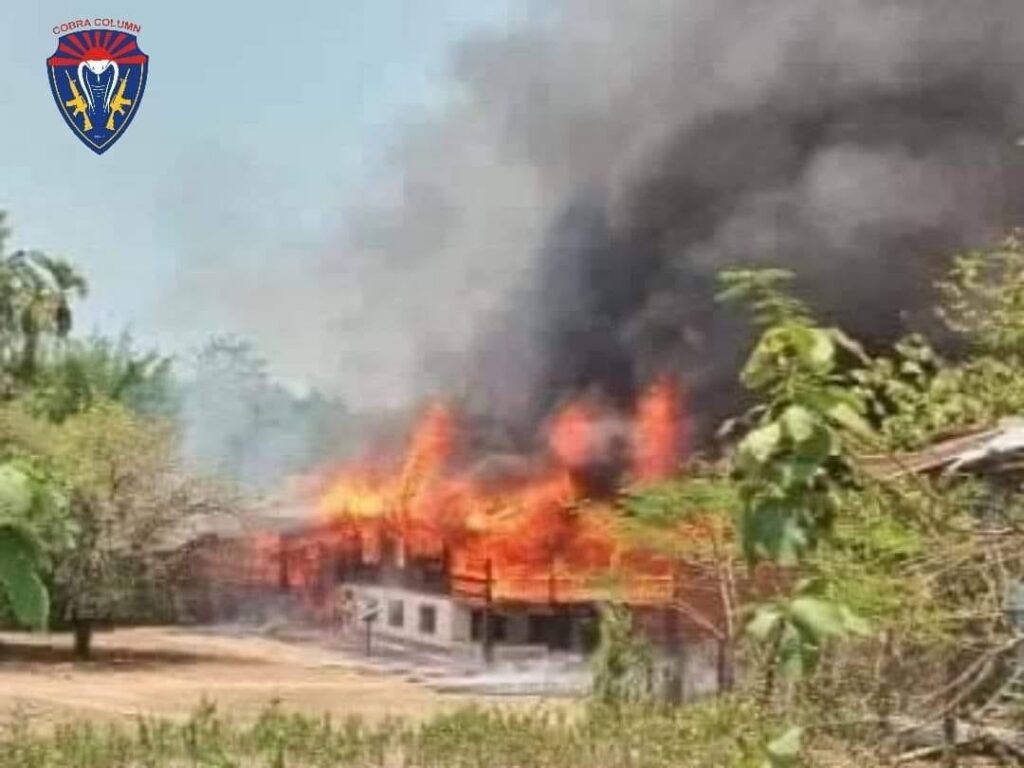 (သိမ်းဆည်းရမိသော လက်နက်ခဲယမ်းများနှင့် BGFစခန်းကုန်းအား မီးရှို့ဖျက်ဆီးထားစဥ်။ ဓာတ်ပုံ - Cobra Column တပ်ခွဲ - ၄)