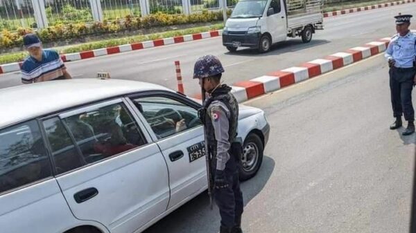 (သန်လျင်မြို့အတွင်း စစ်ကောင်စီလက်ပါးစေများက ပိတ်ဆို့စစ်ဆေးနေစဥ်(ပုံအဟောင်းကို အသုံးပြုထားပါသည်။ ဓာတ်ပုံ - CJ)