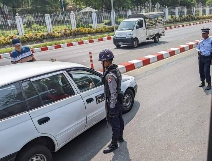 (သန်လျင်မြို့အတွင်း စစ်ကောင်စီလက်ပါးစေများက ပိတ်ဆို့စစ်ဆေးနေစဥ်(ပုံအဟောင်းကို အသုံးပြုထားပါသည်။ ဓာတ်ပုံ - CJ)