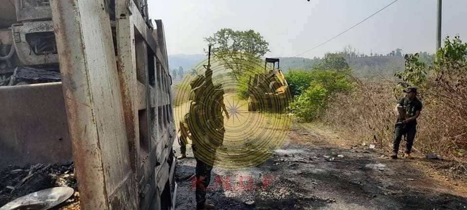(၂၀၂၂ ခုနှစ်တွင် ဖရူဆို၌ စစ်ကောင်စီယာဥ်တန်းအား တိုက်ခိုက်သိမ်းပိုက်နိုင်ခဲ့သည့် ပုံဟောင်းဖြစ်သည်။ ဓါတ်ပုံ-KNDF)