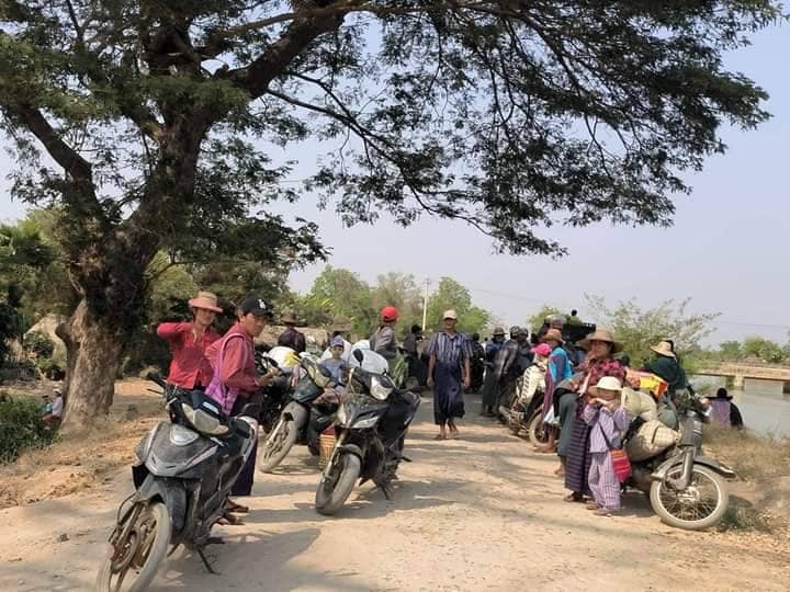 (ထွက်ပြေးတိမ်းရှောင်လာသော ခင်ဦးနယ်ဒေသခံများအား တွေ့ရစဉ်။ ဓာတ်ပုံ- CJ)
