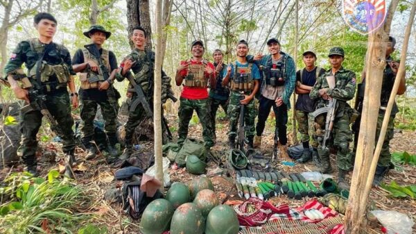 (စစ်တပ်မှ ကျန်ရစ်ခဲ့​သော လက်နက်ခဲယမ်းနှင့်ဆက်စပ်ပစ္စည်းများကို ကျားသစ်နက်စစ်​ကြောင်းရဲ​ဘောများနှင့်အတူ​တွေ့ရစဥ်/ စစ်တပ်၏ YAK -130 တိုက်​လေယာဥ်။ ဓါတ်ပုံ-ကျားသစ်နက်စစ်​ကြောင်း/စစ်ကောင်စီ)