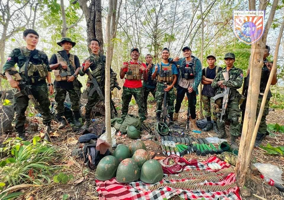 (စစ်တပ်မှ ကျန်ရစ်ခဲ့​သော လက်နက်ခဲယမ်းနှင့်ဆက်စပ်ပစ္စည်းများကို ကျားသစ်နက်စစ်​ကြောင်းရဲ​ဘောများနှင့်အတူ​တွေ့ရစဥ်/ စစ်တပ်၏ YAK -130 တိုက်​လေယာဥ်။ ဓါတ်ပုံ-ကျားသစ်နက်စစ်​ကြောင်း/စစ်ကောင်စီ)