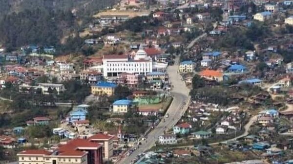 (ဟားခါးမြို့အား အပေါ်စီးတစ်နေရာမှ မြင်တွေ့ရစဉ်။ ဓာတ်ပုံ - CJ)