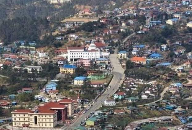 (ဟားခါးမြို့အား အပေါ်စီးတစ်နေရာမှ မြင်တွေ့ရစဉ်။ ဓာတ်ပုံ - CJ)