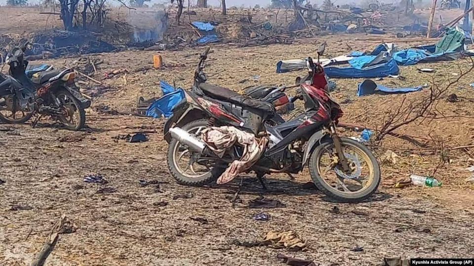 (စစ်ကိုင်းတိုင်း၊ ကန့်ဘလူမြို့နယ်၊ မလည်တိုက်နယ်အတွင်းက ပဇီကြီးကျေးရွာ ဗုံးကြဲတိုက်ခိုက်ခံရအပြီးတွေ့ရစဥ်။ ဓာတ်ပုံ - CJ)