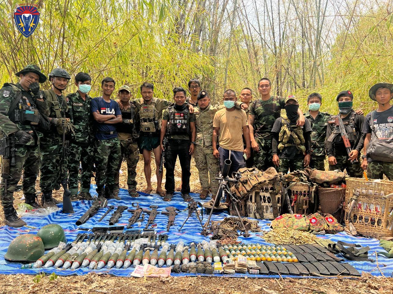 (မဲကနယ်ဒေသတိုက်ပွဲ ရက်အတွင်း စစ်ကောင်စီတပ်ထံမှ သိမ်းဆည်းရမိသော လက်နက်ခဲယမ်းများအား တွေ့ရစဥ်။ ဓာတ်ပုံ - Cobra Column)