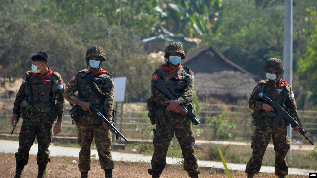 (စစ်တပ်အာဏာသိမ်းပြီးနောက် နေပြည်တော်တွင် လုံခြုံရေးယူနေသော စစ်ကောင်စီတပ်သားများအား တွေ့ရစဥ်။ ဓာတ်ပုံ - အေအက်ပီ)