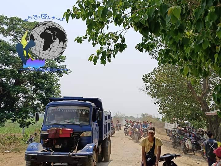 (ထွက်ပြေး တိမ်းရှောင်နေရသော ခင်ဦးနယ်မှ ပြည်သူများအား တွေ့ရစဥ်။ ဓာတ်ပုံ-ခင်ဦးမြို့နယ် သတင်းမှန်ပြန်ကြားရေး)
