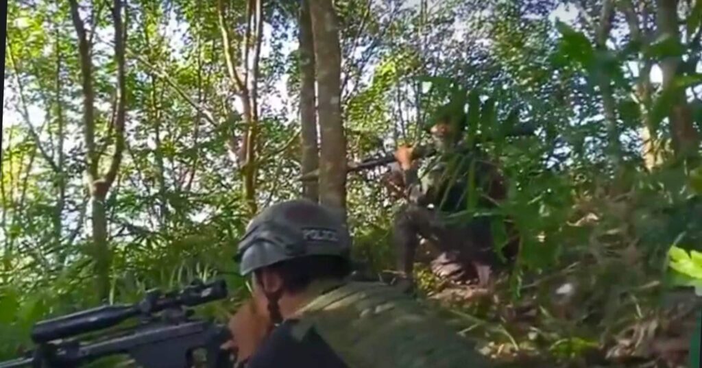 (ပူဏိယက္ခ ညီနောင်စစ်ကြောင်းမှ ရဲဘော်အချို့အား ရှေ့တန်းတစ်နေရာတွင် တွေ့ရစဥ်)