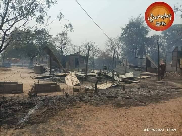 မြိုင်နယ်တွင် ဖျက်ဆီးခံလိုက်ရသော ဆေးရုံနှင့် လူနေအိမ်များ၊ မော်တော်ယာဥ်များအား တွေ့ရစဥ်။ ဓာတ်ပုံ - နွေဦးတော်လှန်ရေး(မြိုင်)