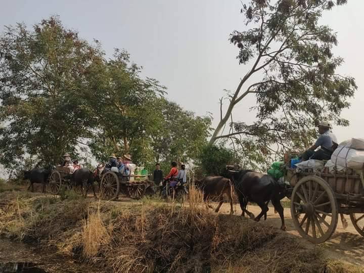 (ထွက်ပြေးတိမ်းရှောင်လာသော ခင်ဦးနယ်ဒေသခံများအား တွေ့ရစဉ်။ ဓာတ်ပုံ- CJ)