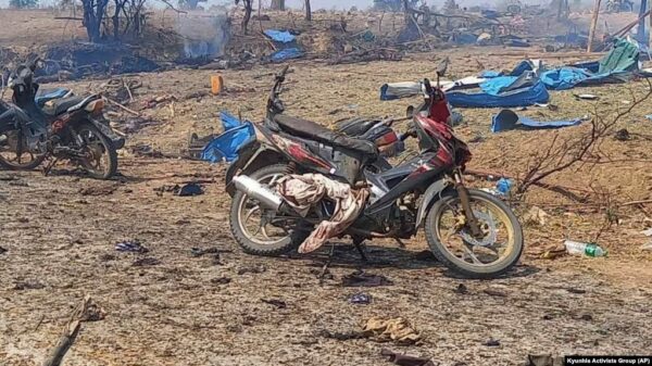 (စစ်ကိုင်းတိုင်း၊ ကန့်ဘလူမြို့နယ်၊ မလည်တိုက်နယ်အတွင်းက ပဇီကြီးကျေးရွာ ဗုံးကျဲတိုက်ခိုက်ခံရအပြီးတွေ့ရစဥ်။ ဓာတ်ပုံ - CJ)