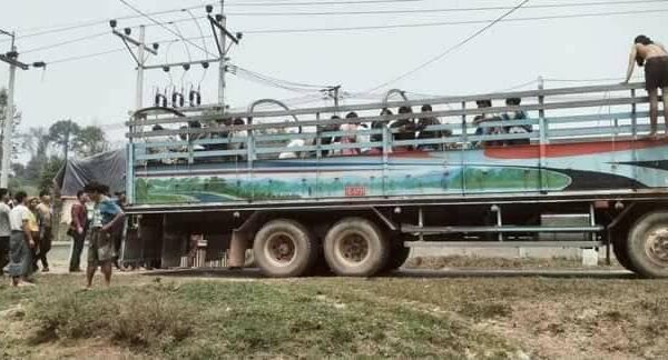 (စစ်​ကောင်စီတပ်က ဆိုင်းဖာရာရွာမှ ပြည်သူများကိုလူသားဒိုင်းအဖြစ်အသုံးပြုဖမ်းဆီး​ခေါ်​ဆောင်လာခဲ့​သော (၁၂)ဘီးကုန်တင်ကားဖြင့် ဖမ်းဆီးခံရရာမှလွတ်​မြောက်ပြီး နေရပ်ပြန်ရန်ပြင်ဆင်​နေ​သောပြည်သူများ။ ဓာတ်ပုံ-CJ)