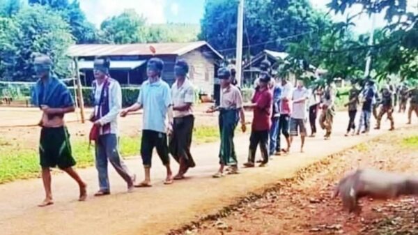 (ရှမ်းပြည်နယ်‌တောင်ပိုင်း ဖယ်ခုံမြို့ မြောက်ဘက် ၃ မိုင်ခန့် အကွာရှိ ကသဲ(ရွှေပြည်အေး) ရွာတွင် ၂၀၂၁ အောက်တိုဘာ ၂၇ ရက်က စစ်ကောင်စီတပ်က လူသားတံတိုင်းအဖြစ် ဖမ်းသွားသည့် ရွာသား ၁၉ ဦးကို တွေ့ရစဉ်။ ဓာတ်ပုံ - ပေးပို့)